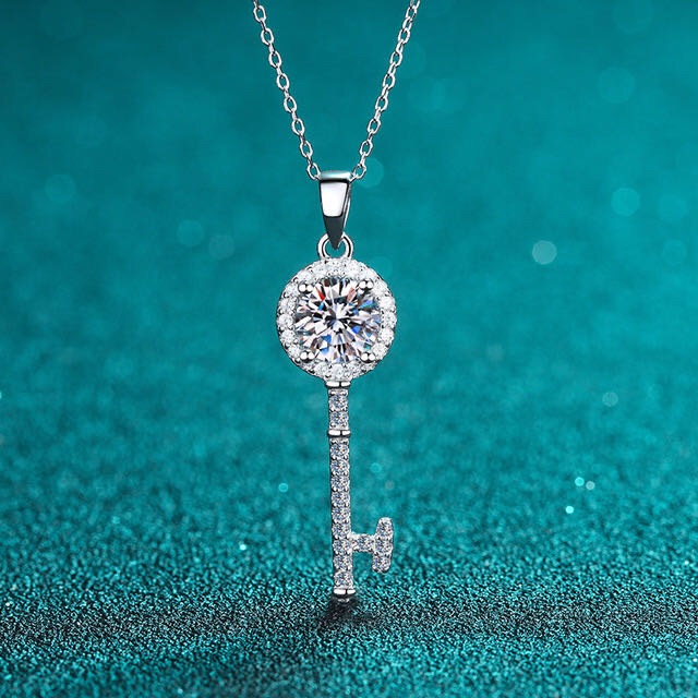 Pt950 Platinum 1ct Moissanite Key Necklace